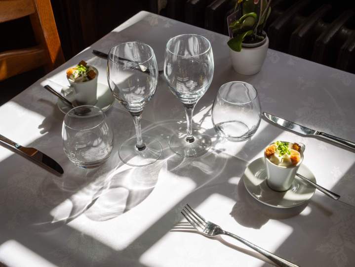 Des moments conviviaux organisés autour de tables généreuses.