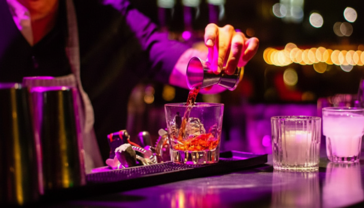 Une sélection de rhum, de whisky et de cocktail maison.